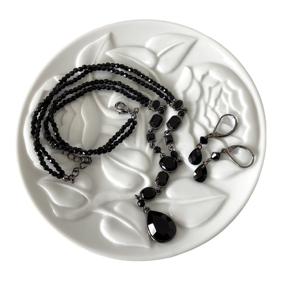 Carolina Herrera Teardrop Pendant Necklace And 1928 Teardrop Dangle Earrings EUC - Picture 6 of 16